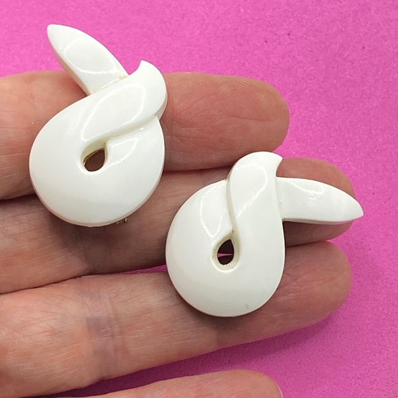 Vintage MONET White Lucite Clip On Earrings Chunky Mod Grannycore 1960's - Picture 1 of 5